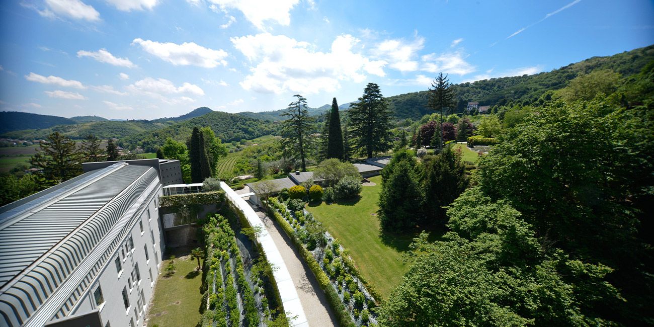 vista dall'alto dell'edificio della Casa di Cura Parco dei Tigli a Teolo (Padova)