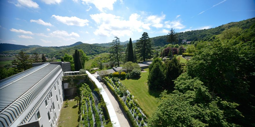 vista dall'alto dell'edificio della Casa di Cura Parco dei Tigli a Teolo (Padova)