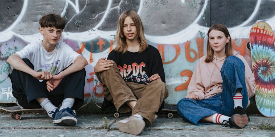 Gruppo di adolescenti – incontro su adolescenza normale e patologica/Foto di olia danilevich: https://www.pexels.com/it-it/foto/persone-strada-amici-ragazza-4734789/